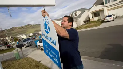 رجل يثبت لافتة على منزل عائلي للبيع في الثلاثين من يناير 2008 في فاليجو، كاليفورنيا.