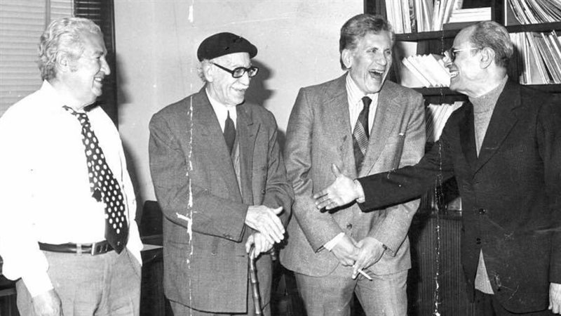 احسان مع زملائه الادباء الحكيم وادريس ومحفوظ