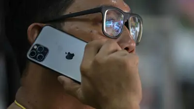 رجل يستخدم هاتف آيفون من إنتاج شركة أبل في جاكرتا في 8 يناير 2025.