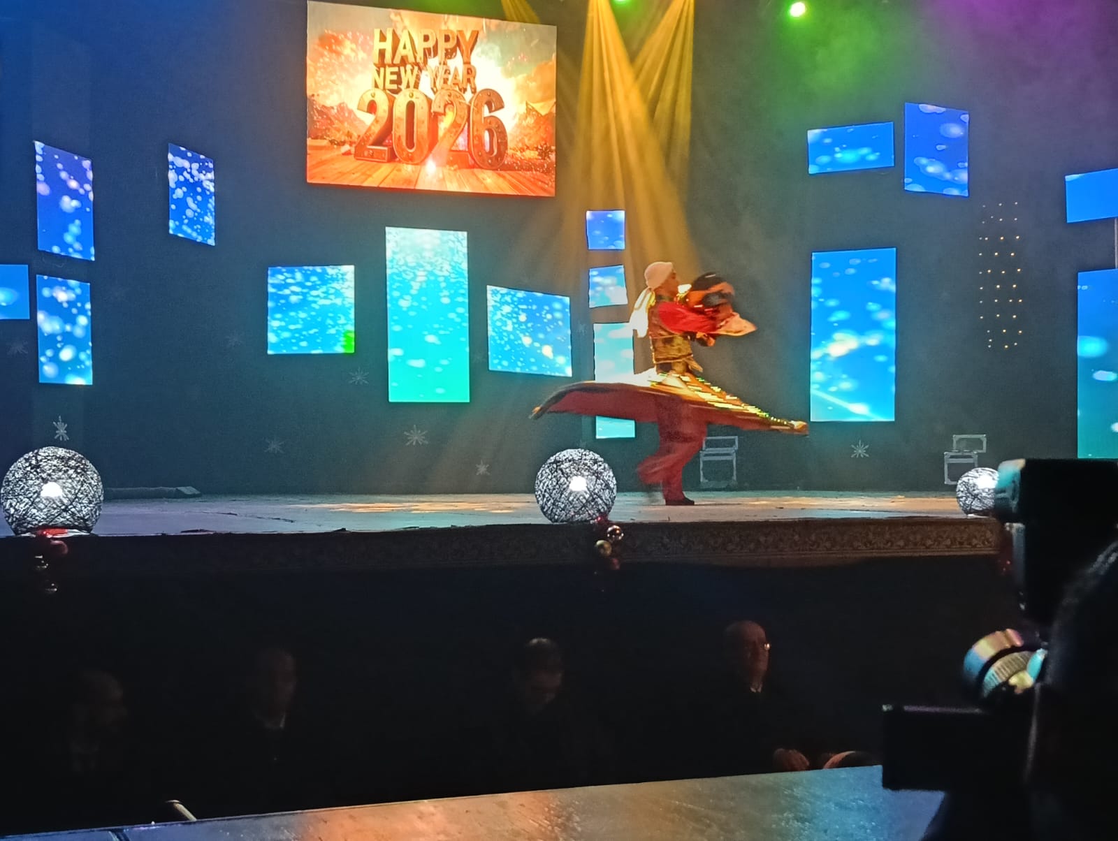  تامر عبدالمنعم يحتفل مع جمهور مسرح البالون في ليلة رأس السنة ..صور 