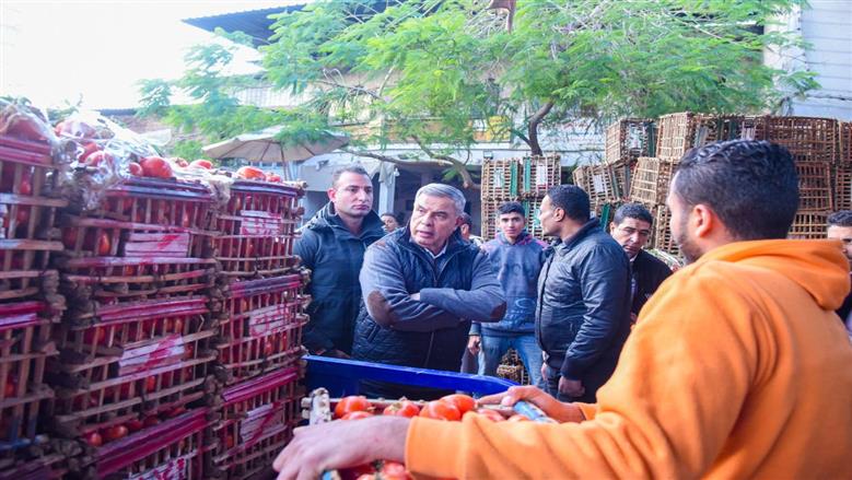 محافظ الإسكندرية خلال جولته